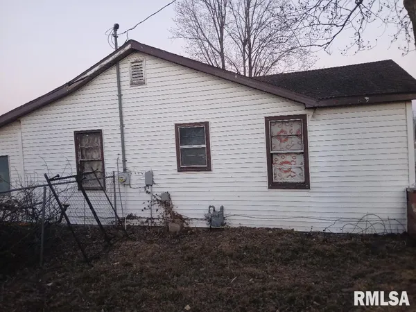 $50,000 | 958 Kinmundy Road, Louisville, IL 62858