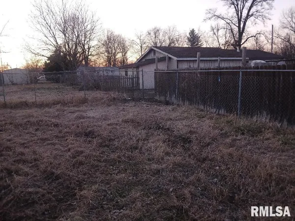 $50,000 | 958 Kinmundy Road, Louisville, IL 62858
