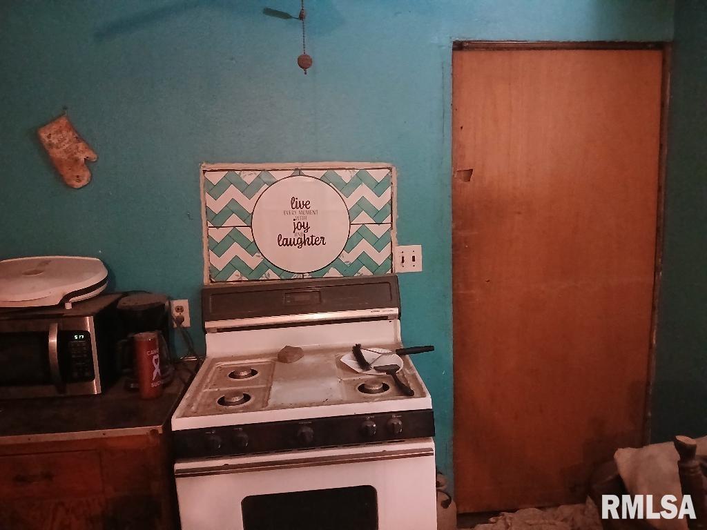 958 Kinmundy Road Louisville, IL 62858 - Photo 10 of 30