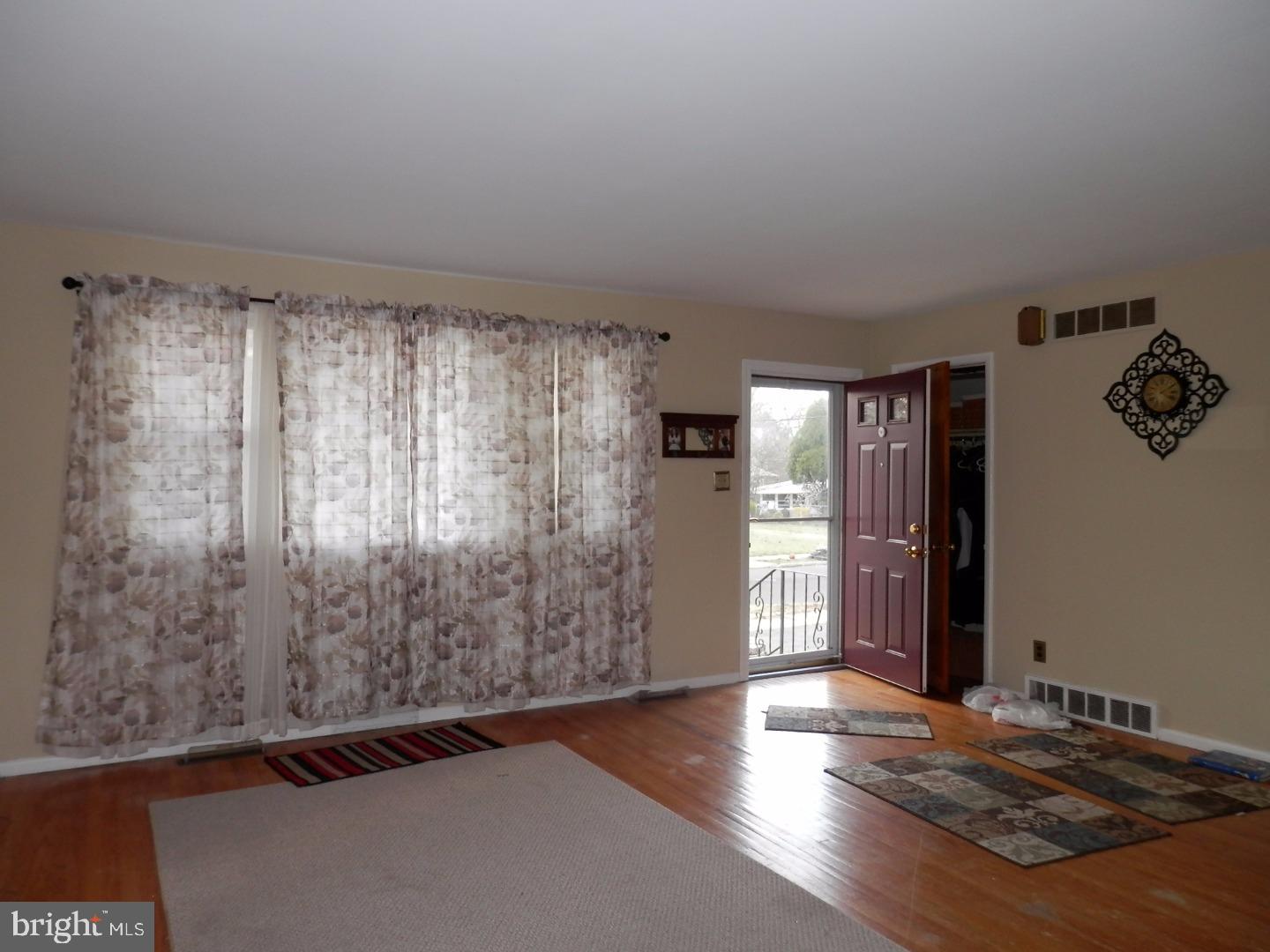 504 8 Street Riverside, NJ 08075 - Photo 8 of 22 Living Room