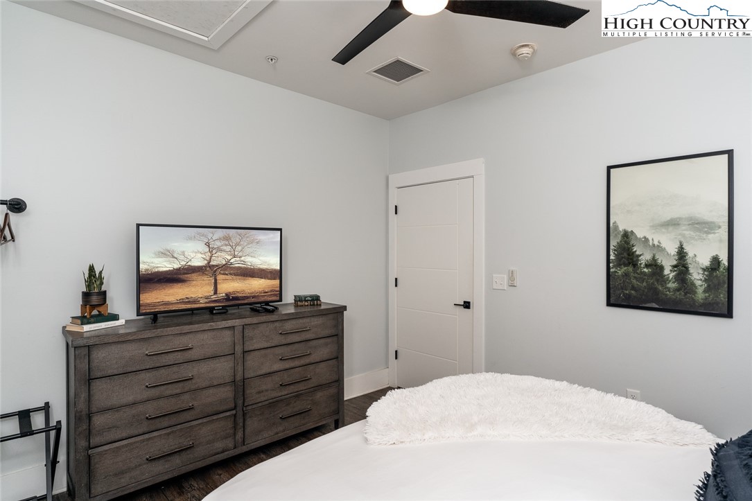1150 Main Street, Unit DOGWOOD Blowing Rock, NC 28605 - Photo 24 of 26 a bedroom with a bed and a mirror