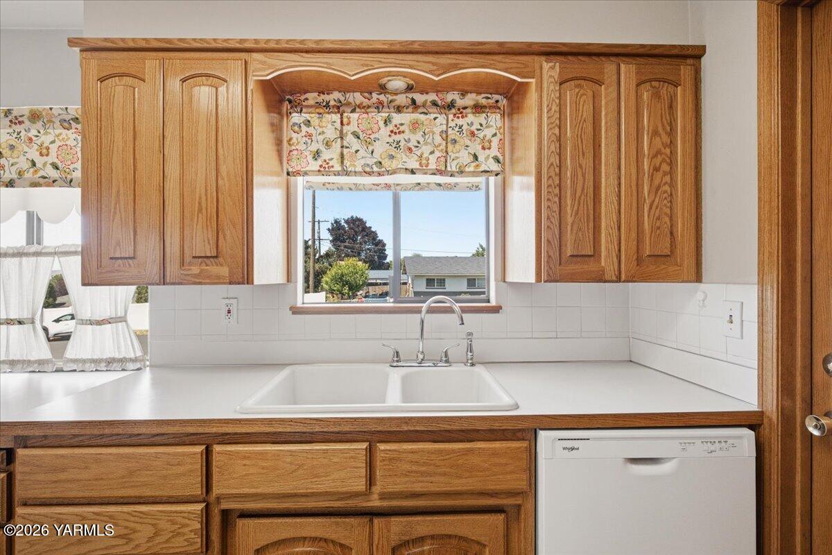 111 Sunset Way Zillah, WA 98953 - Photo 9 of 44 Kitchen
