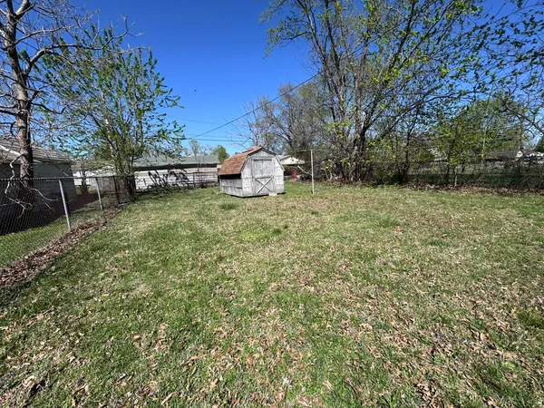 a view of a backyard