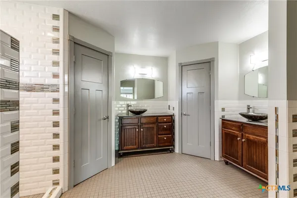 a view of a livingroom with a ceiling fan and window