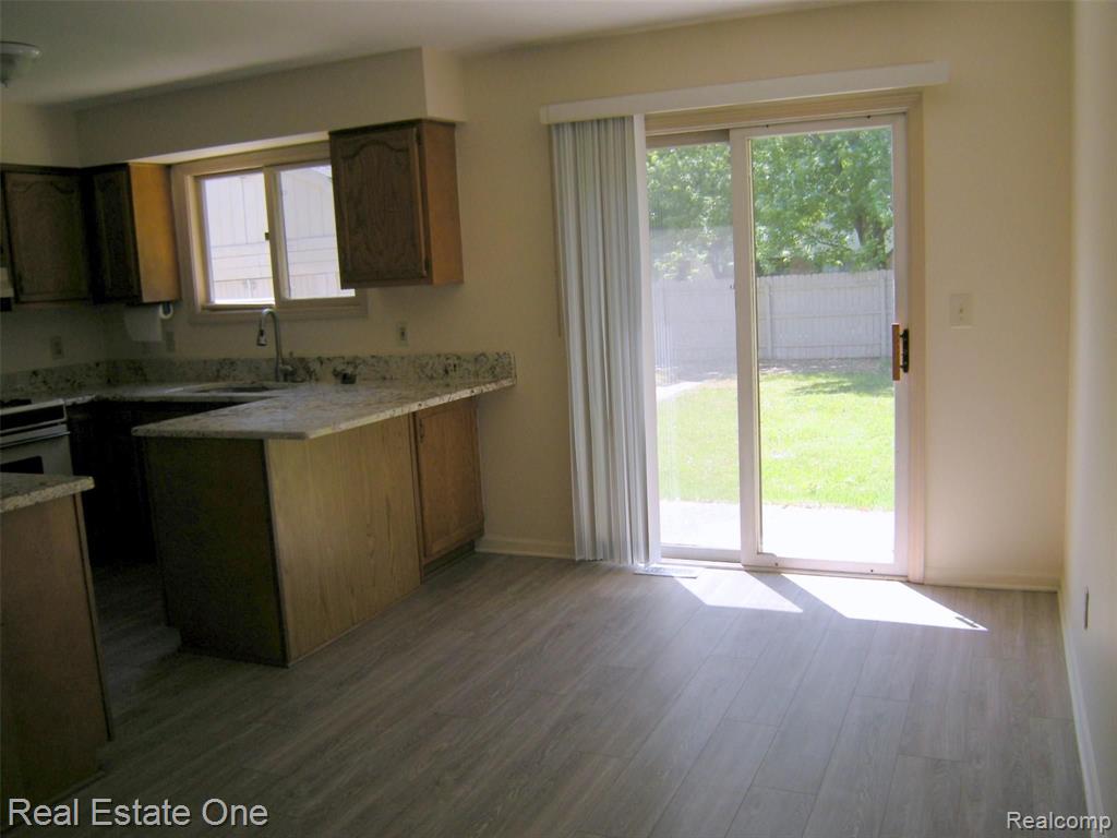 9415 Newburgh Road Livonia, MI 48150 - Photo 10 of 38