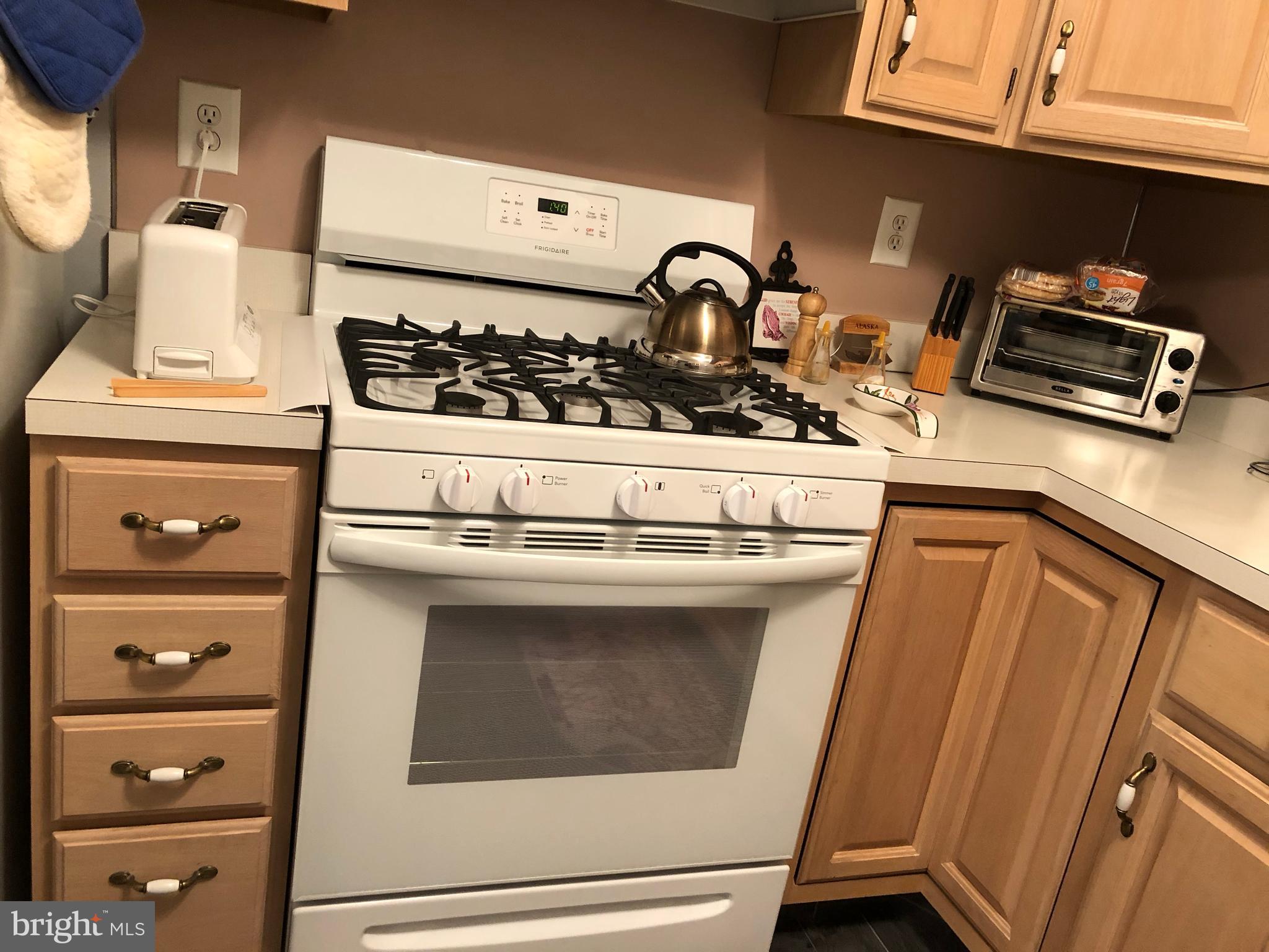 3648 Salina Road Philadelphia, PA 19154 - Photo 15 of 36 Newer 5-Burner Gas Stove