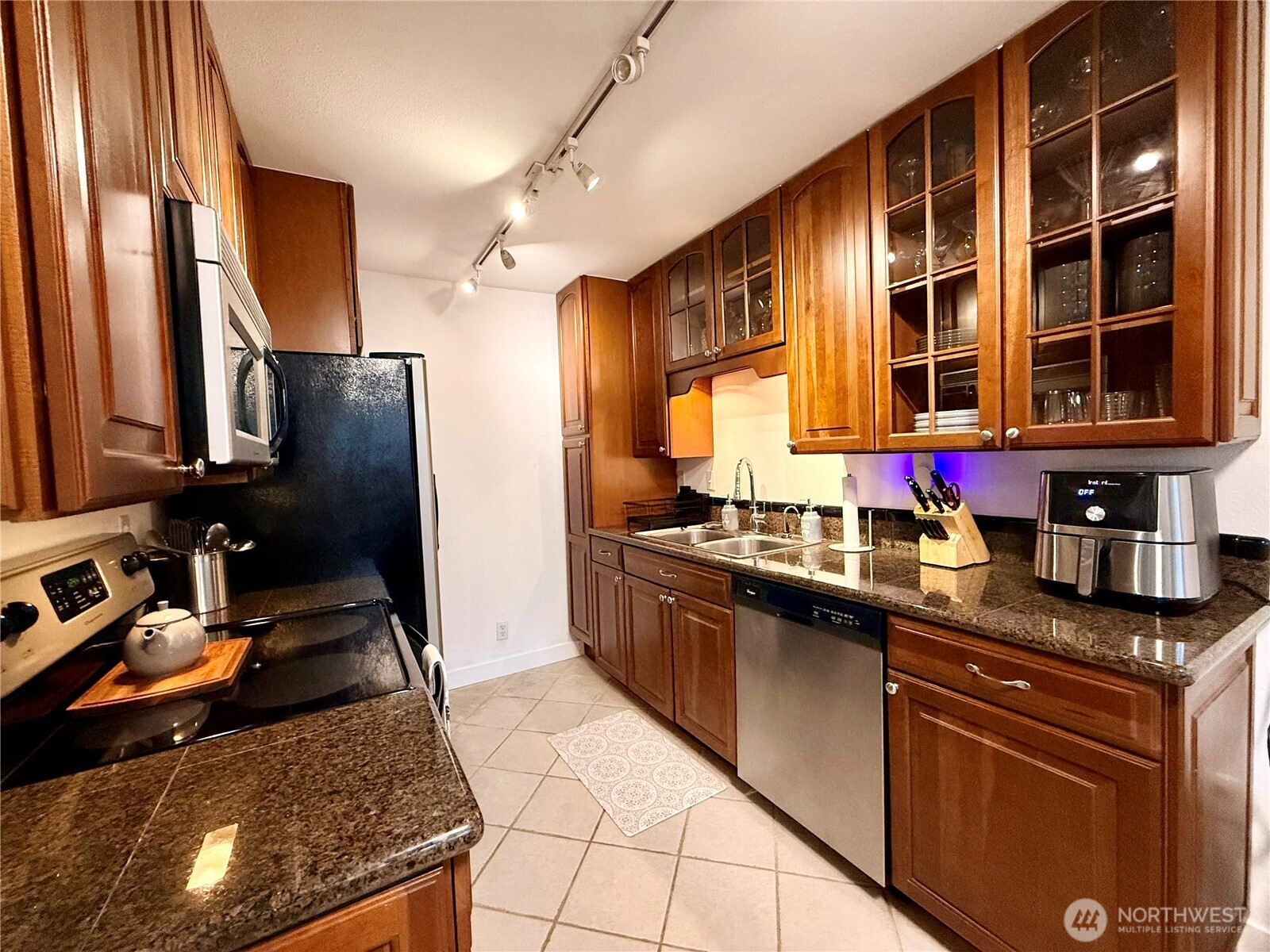 7901 196th Street Southwest, Unit 12 Edmonds, WA 98026 - Photo 13 of 35