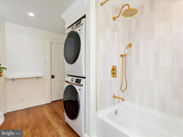 a view of entryway with a front door