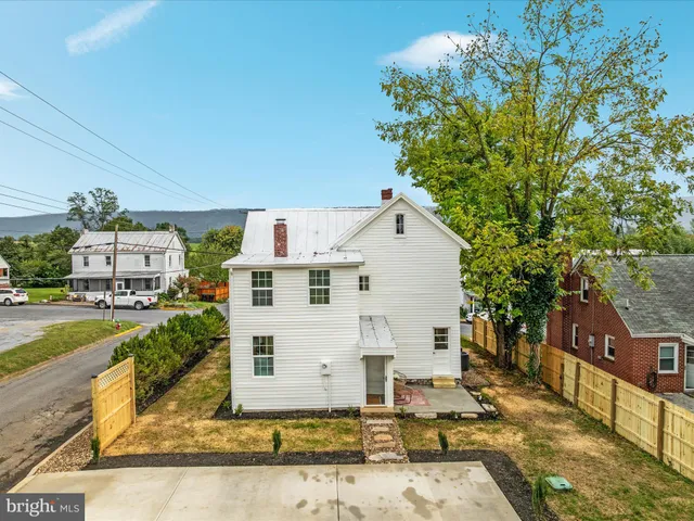 $484,000 | 239 North Church Street, Woodstock, VA 22664