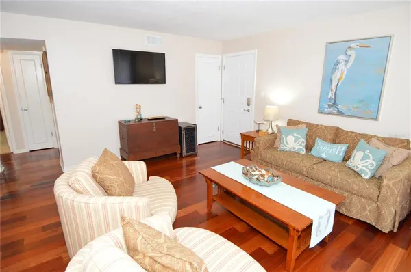 $2,500 | 213 Sea Horse Drive Southeast, Unit B, St. Petersburg, FL 33705