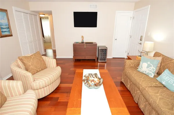 $2,500 | 213 Sea Horse Drive Southeast, Unit B, St. Petersburg, FL 33705