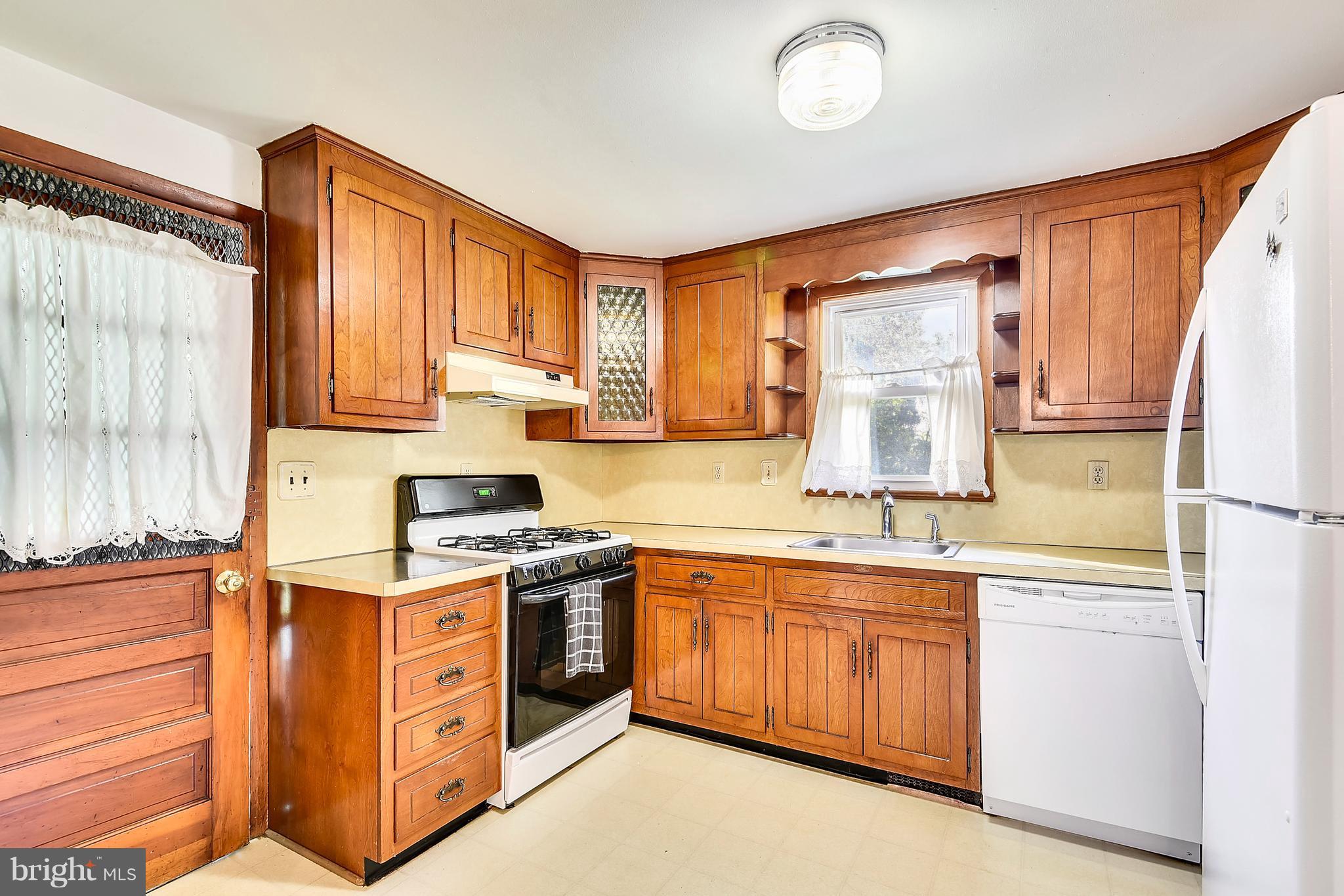 12030 Middlebrook Road Germantown, MD 20874 - Photo 4 of 20 Kitchen