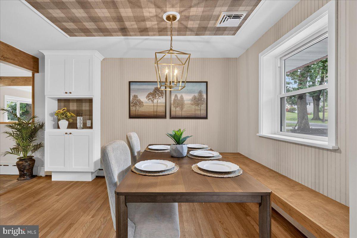 315 Quarry Road Spring City, PA 19475 - Photo 30 of 82 Dining Room with Custom Built-in Bench