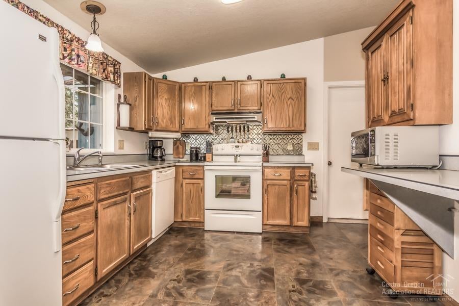 60108 Navajo Road Bend, OR 97702 - Photo 9 of 24 Additional Photo