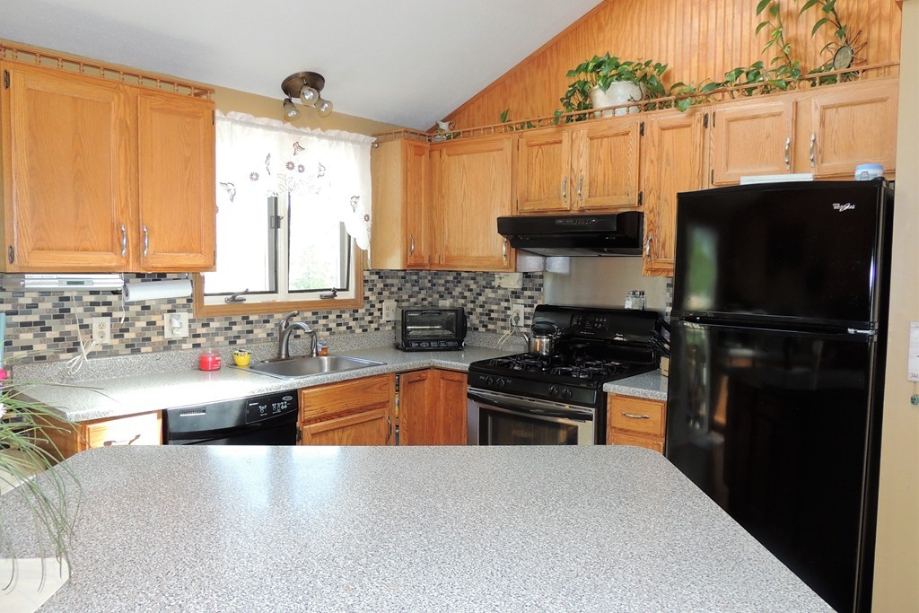 54 Wing Street Springfield, MA 01151 - Photo 5 of 25 Gallery Image 5