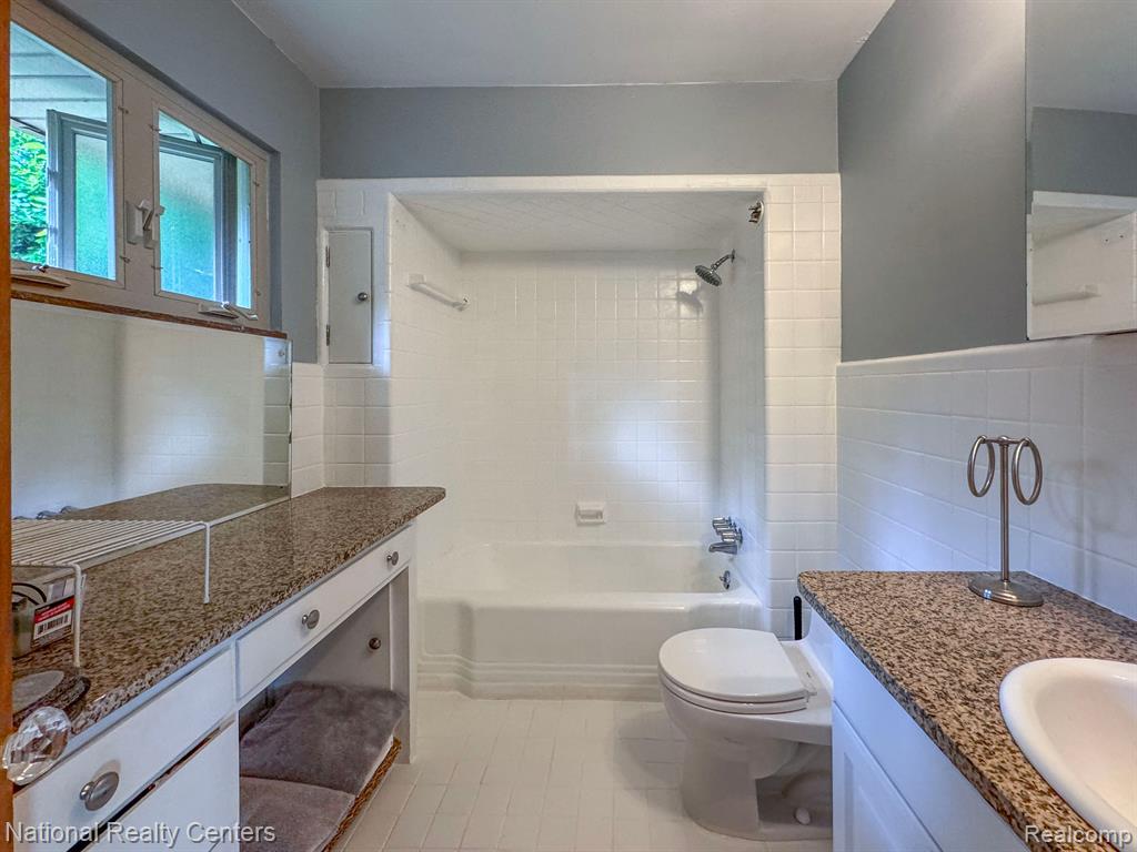 7030 Commerce Road West Bloomfield, MI 48324 - Photo 16 of 32