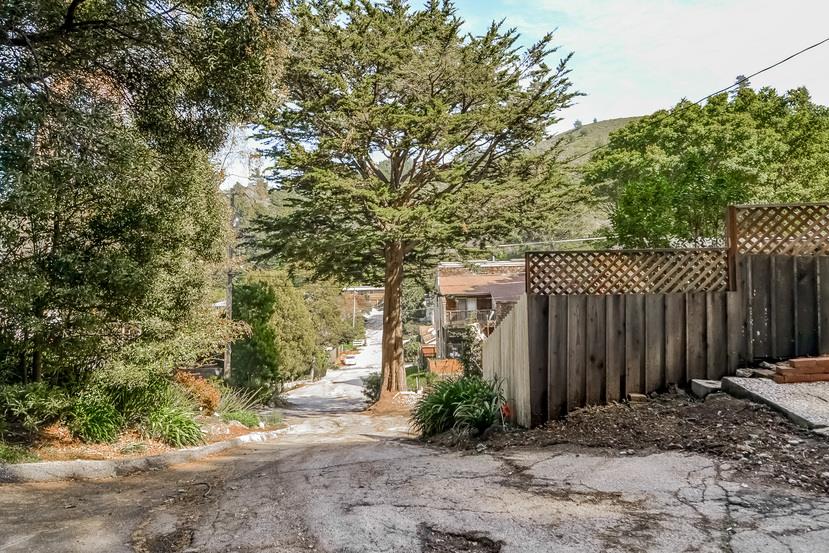 712 Ursula Avenue Pacifica, CA 94044 - Photo 33 of 42 a front view of a house with a yard