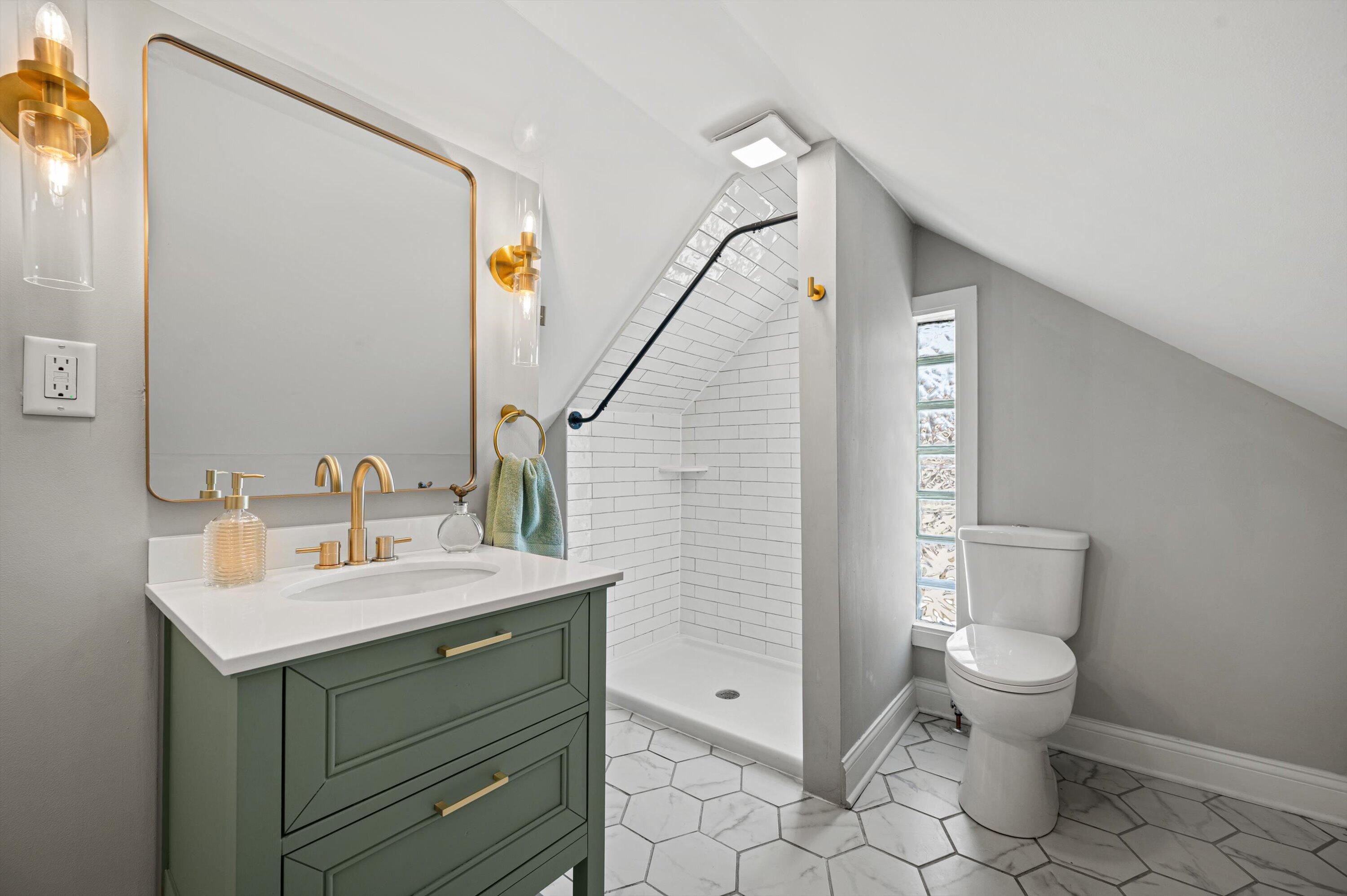 158 North 59th Street Milwaukee, WI 53213 - Photo 14 of 23 Upper Bath