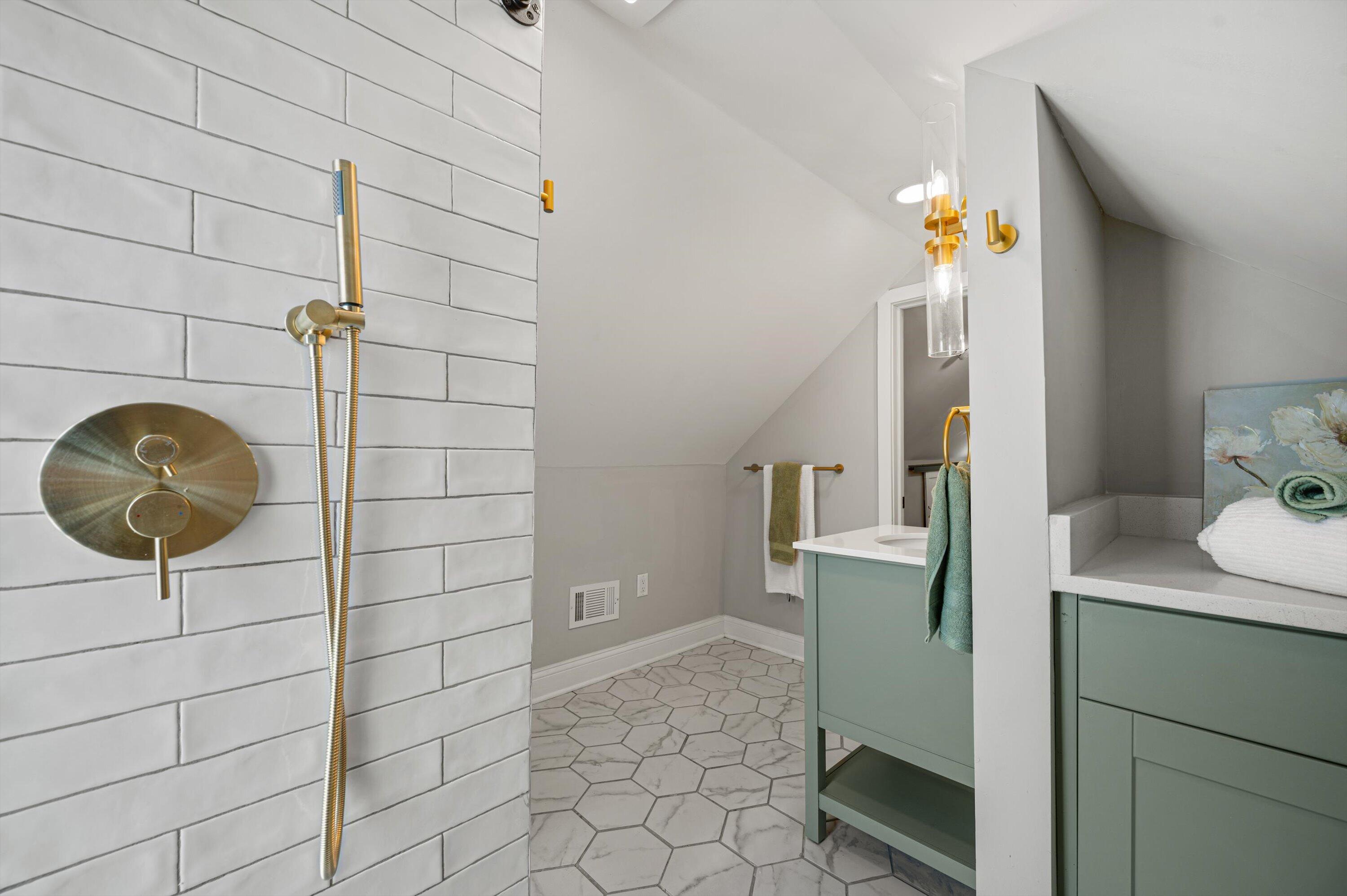 158 North 59th Street Milwaukee, WI 53213 - Photo 15 of 23 Upper Bath