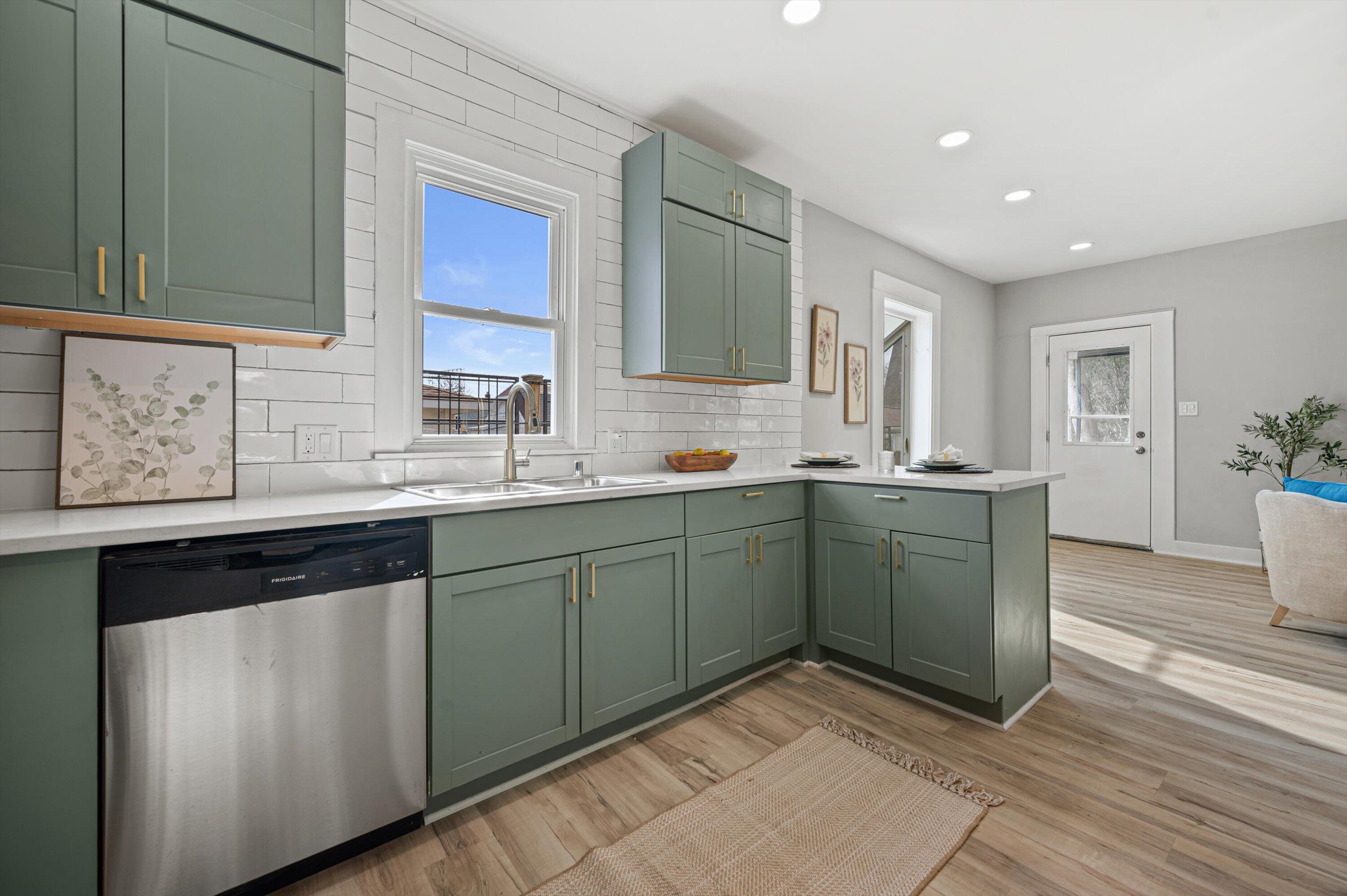 158 North 59th Street Milwaukee, WI 53213 - Photo 6 of 23 Kitchen