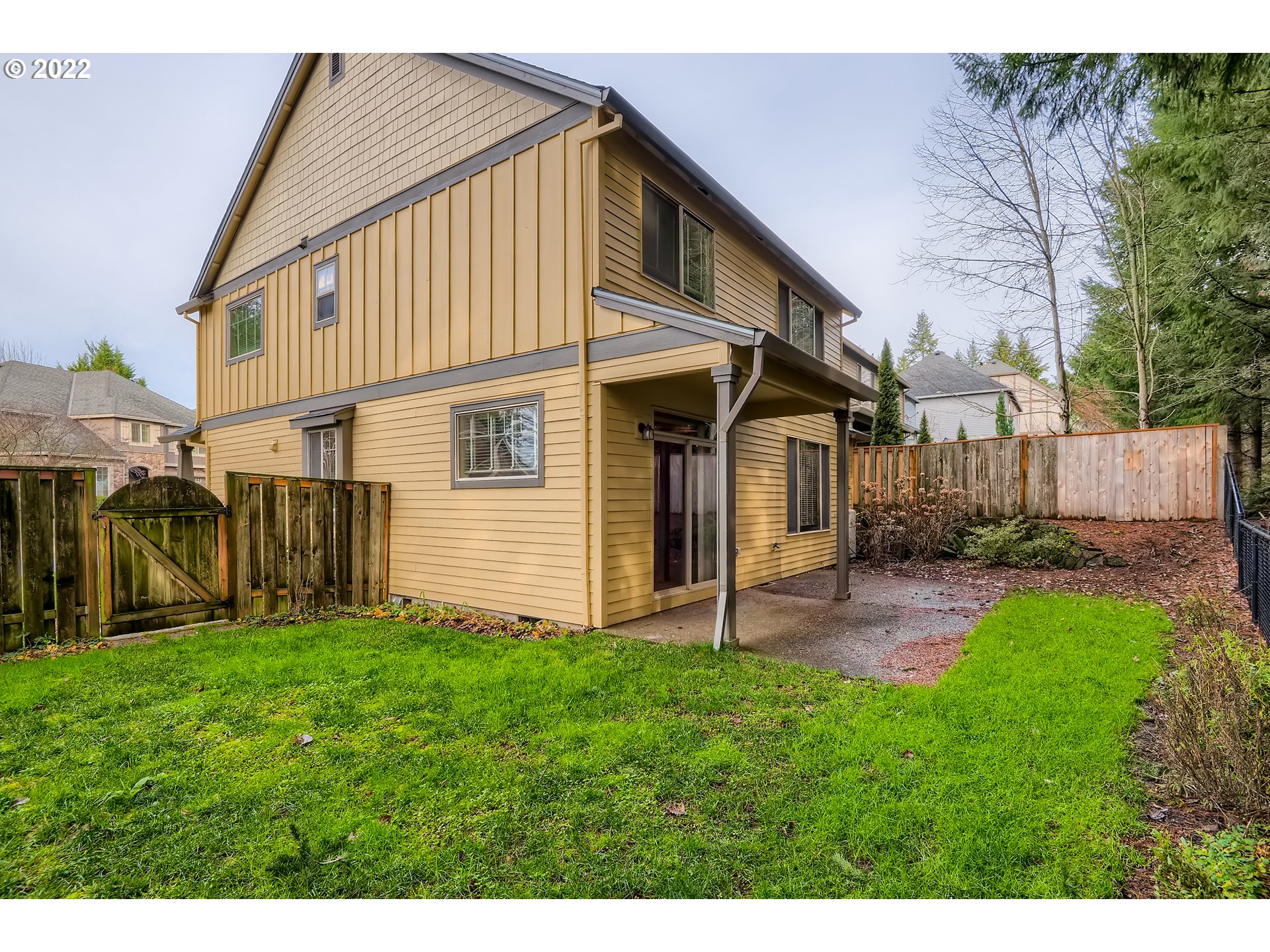 14656 Southwest 164th Avenue Tigard, OR 97224 - Photo 30 of 31 a backyard of a house with table and chairs