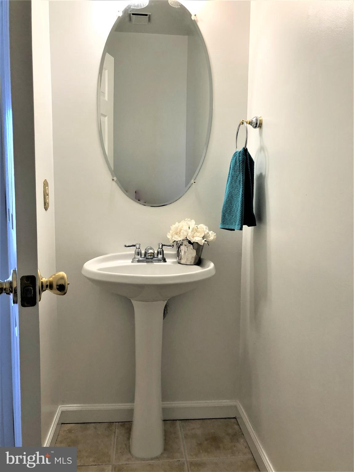 15673 Viewpoint Circle Dumfries, VA 22025 - Photo 23 of 58 Main Level Powder Room