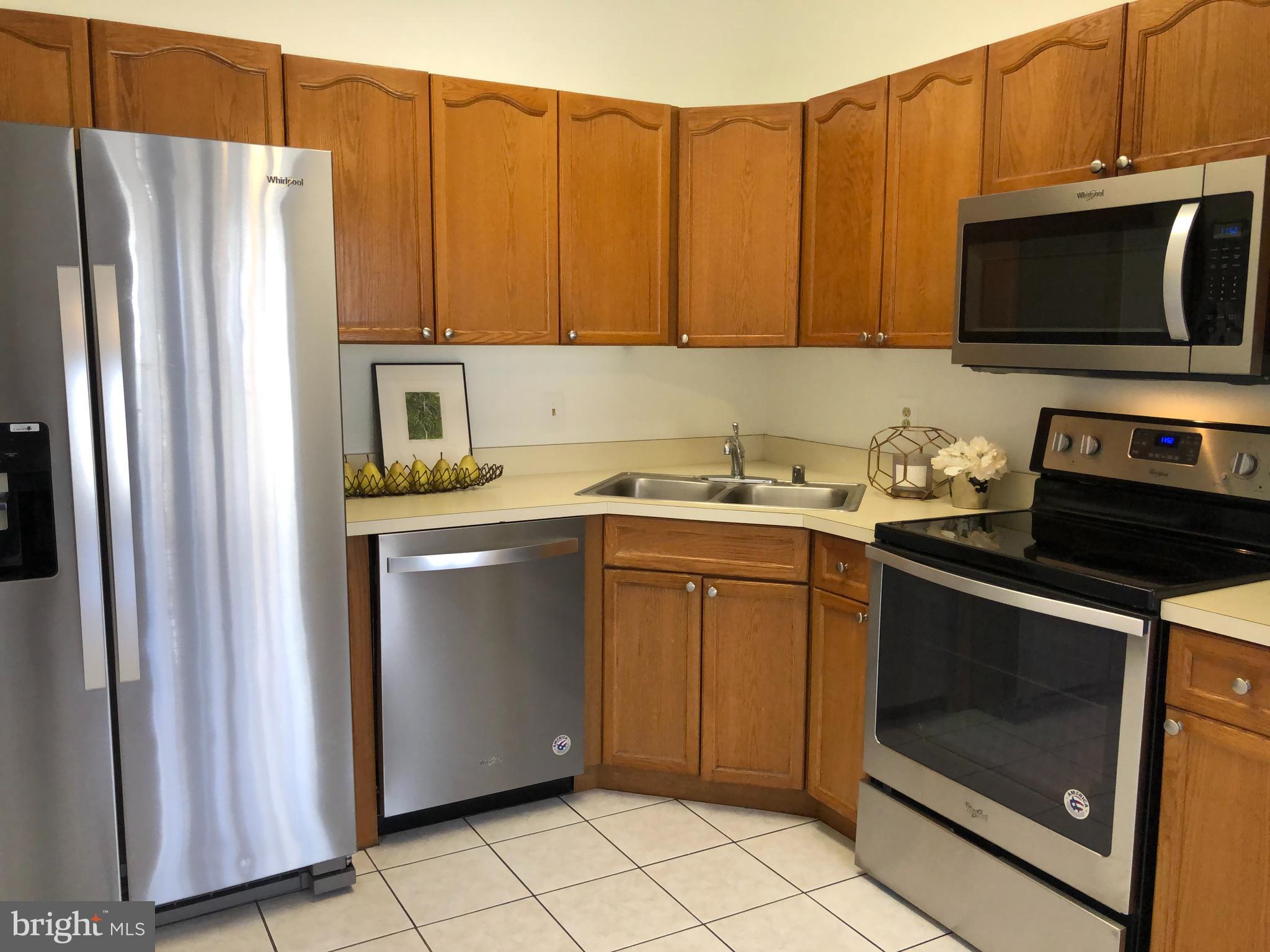 15673 Viewpoint Circle Dumfries, VA 22025 - Photo 10 of 58 Light and Bright Spacious Kitchen