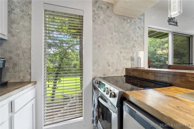 $284,900 | 424 Duenke Drive, Osage Beach, MO 65065