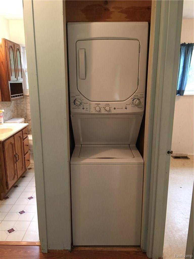 11033 Mcgregor Road Pinckney, MI 48169 - Photo 21 of 31 1st floor laundry closet