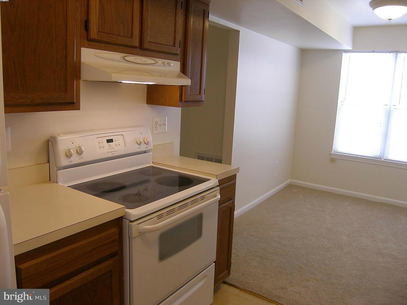 14906 McKisson Court, Unit B Silver Spring, MD 20906 - Photo 10 of 27 a utility room with dryer and washer