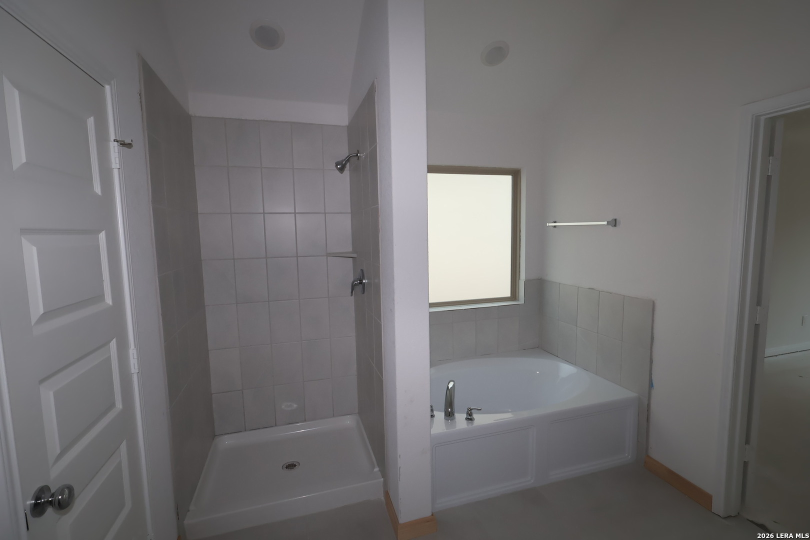 3019 Wembley Way Converse, TX 78109 - Photo 18 of 27 a bathroom with a bathtub