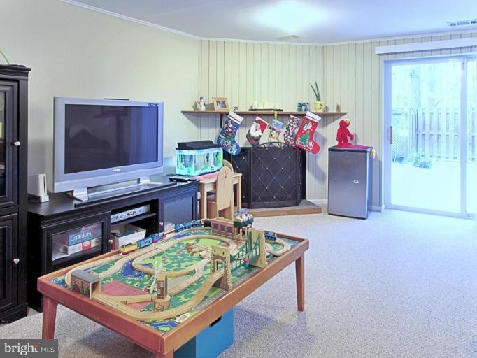 8554 Tyrolean Way Springfield, VA 22153 - Photo 14 of 20 Family Room - view 1
