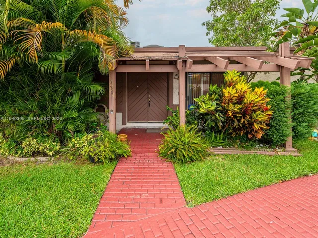a view of a pathway that is sitting in back yard of the house