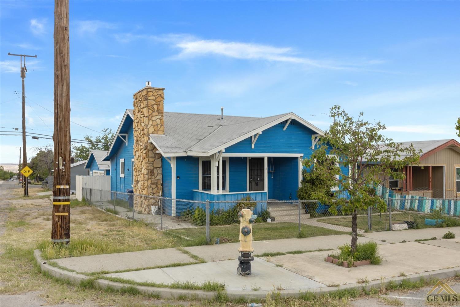 Undisclosed Address Taft, CA 93268 - Photo 3 of 21 a front view of a house with garden