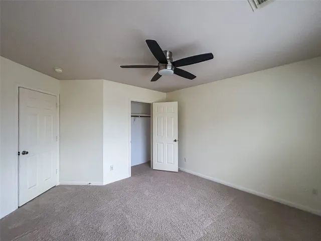 a view of empty room with a ceiling fan