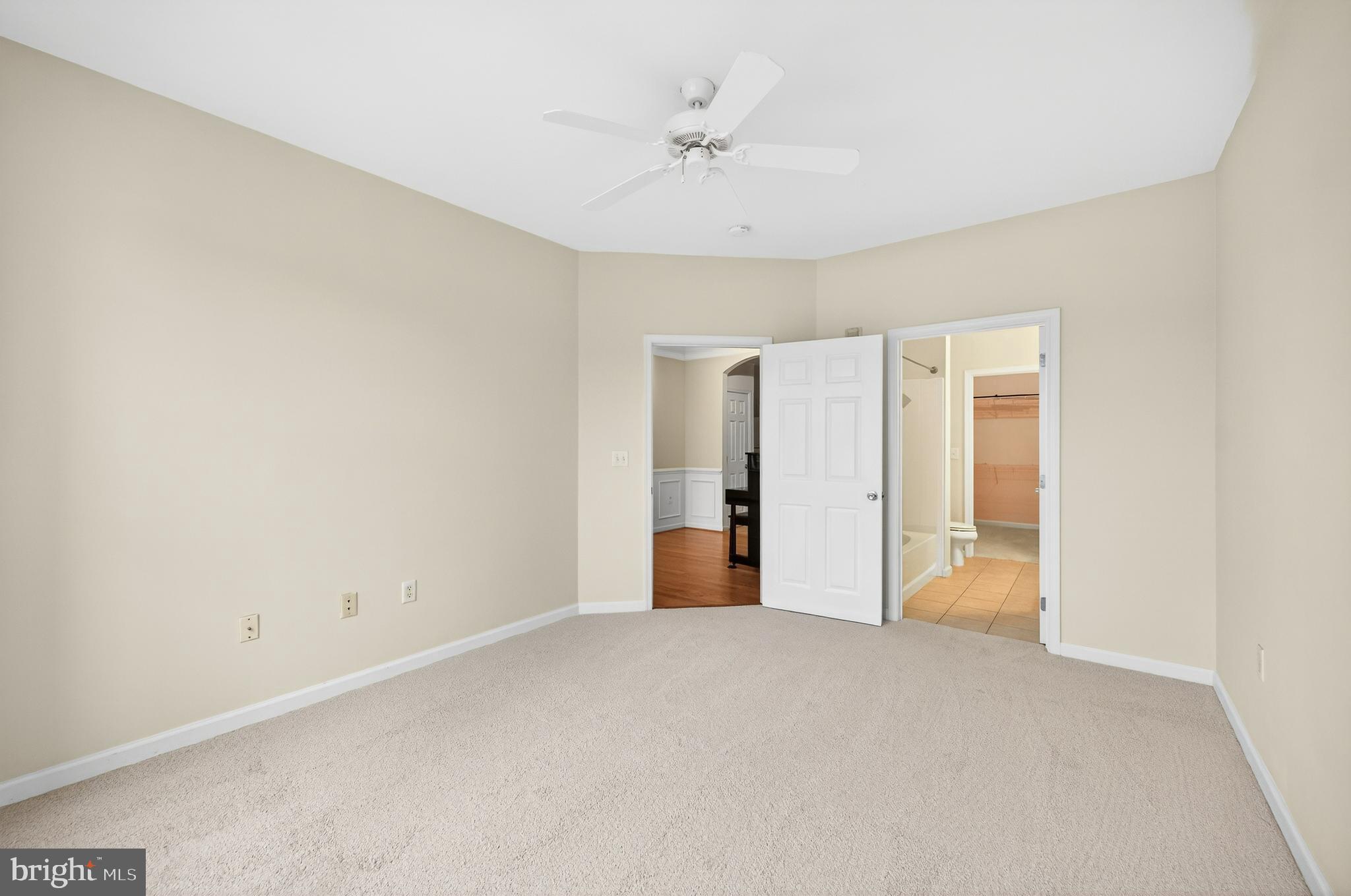 16 Granite Place, Unit 280 Gaithersburg, MD 20878 - Photo 20 of 47 a view of an empty room with a ceiling fan