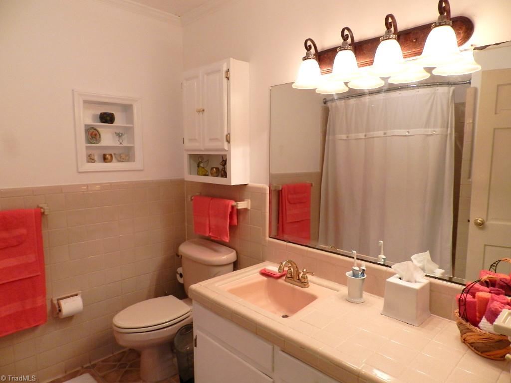 5406 Mockingbird Road Greensboro, NC 27406 - Photo 20 of 30 Bright and cheery hall bath!