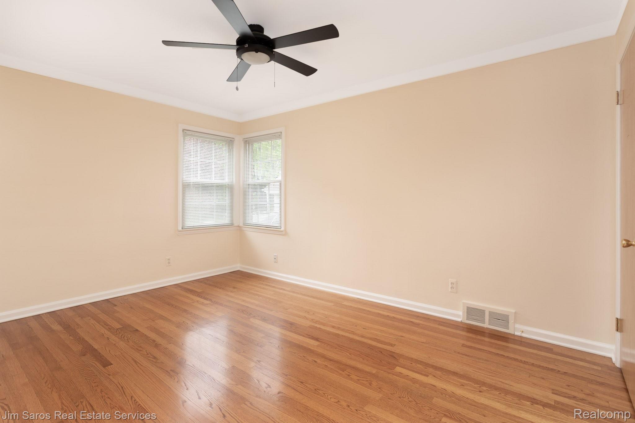 1144 Hampton Road Grosse Pointe, MI 48236 - Photo 8 of 19 16.jpg