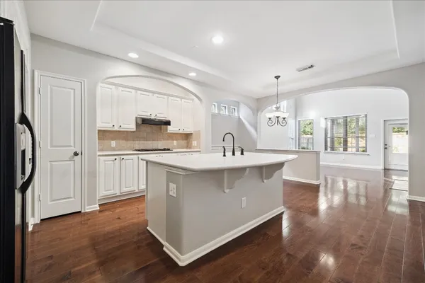 $480,000 | 6 Douvaine Court, The Woodlands, TX 77382