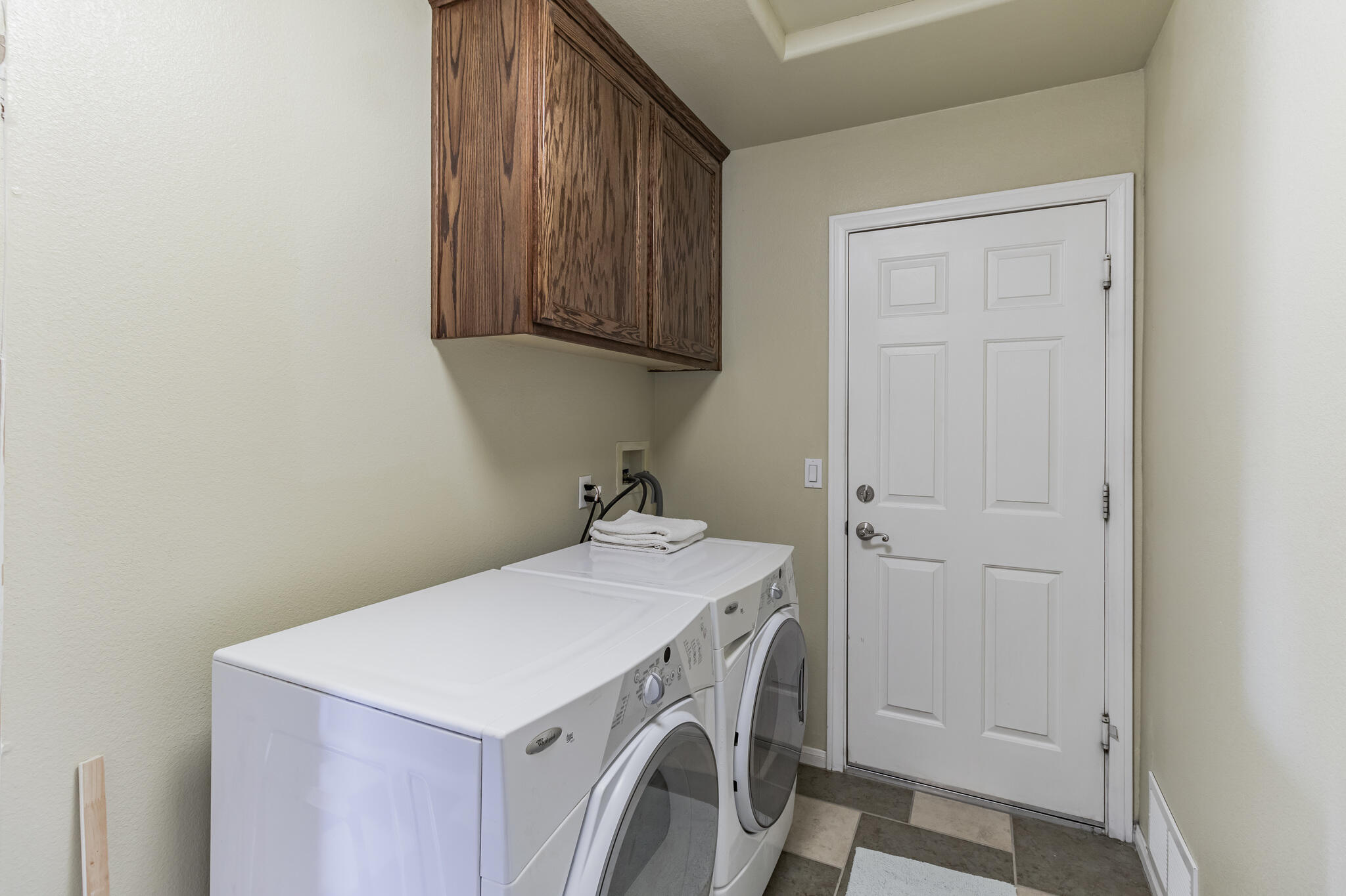 381 Calaveras Road Pinon Hills, CA 92372 - Photo 7 of 27 a utility room with dryer and washer