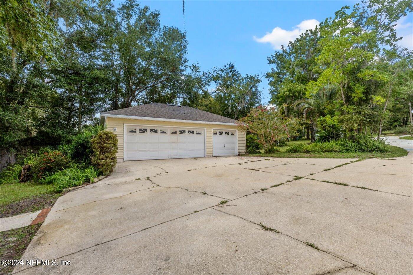 8495 Lilly Lake Road Melrose, FL 32666 - Photo 6 of 60 Angle Garage View