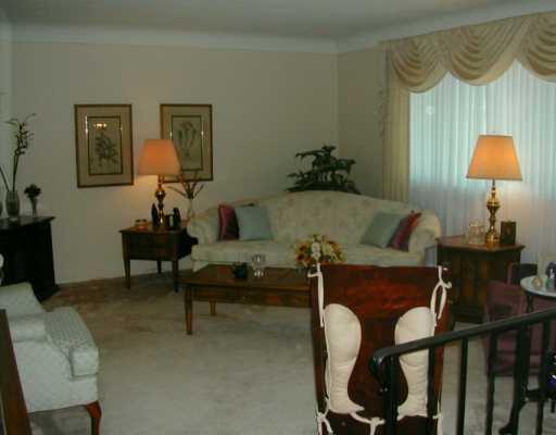 917 Harvard Road Monroeville, PA 15146 - Photo 4 of 8 Living Room.