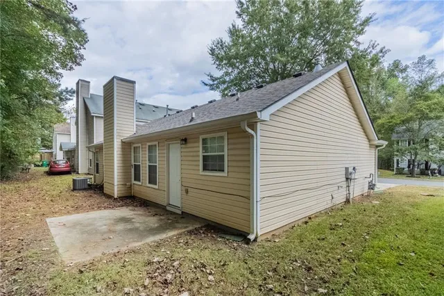 a view of a house with a yard
