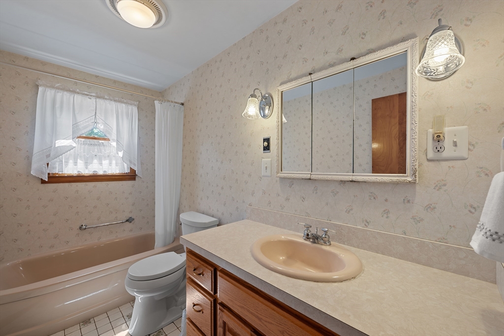43 Rowena Street Worcester, MA 01606 - Photo 20 of 40