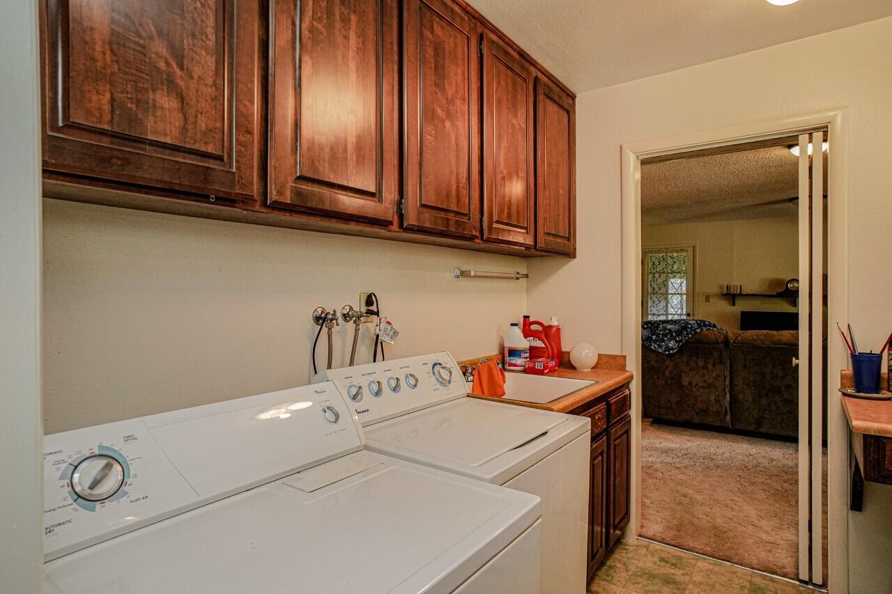 2994 South River Road Grants Pass, OR 97527 - Photo 27 of 32 Laundry Room