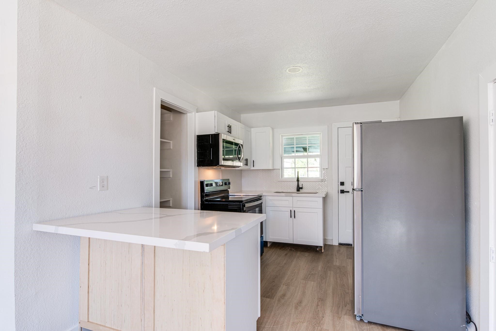 1105 North Valderas Street Angleton, TX 77515 - Photo 3 of 17