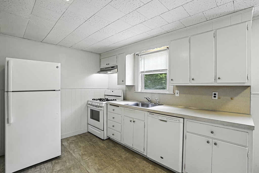 15 Robertson Road Framingham, MA 01702 - Photo 17 of 38 Gallery Image 17