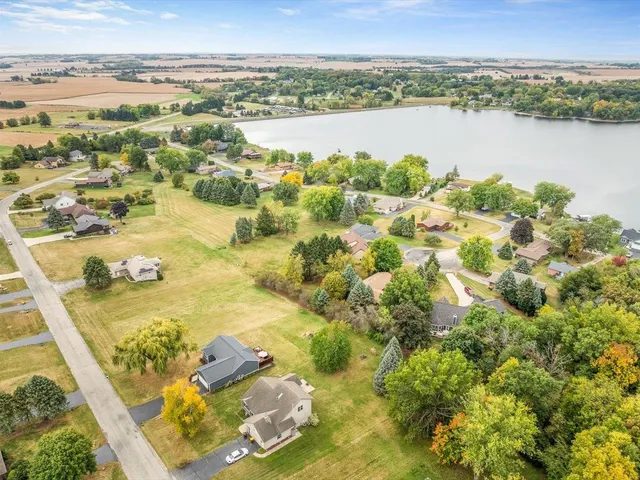 $304,000 | 1464 Chadbourne Drive, Lake Summerset, IL 61019