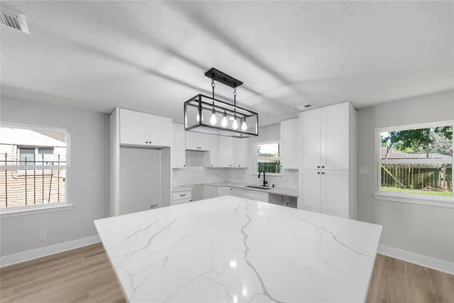 $250,000 | 5102 Tavenor Lane, Houston, TX 77048