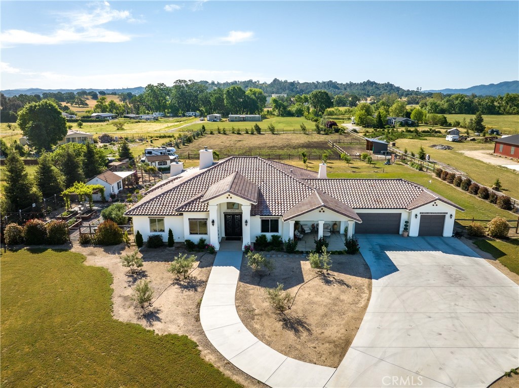 18205 Walnut Avenue Atascadero, CA 93422 - Photo 4 of 46 a view of a house with pool and ocean view